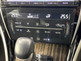【左右独立型フルオートエアコン】運転席と助手席でそれぞれお好みの温度に設定可能。同乗者にも配慮した、快適な空調をお届け致します。