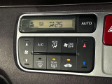 【オートエアコン】一度お好みの温度に設定すれば、車内の温度を検知し風量や温度を自動で調整。暑い…寒い…と何度もスイッチ操作をする必要はありません。快適な車内空間には必須の機能ですね♪