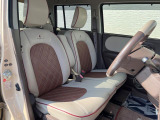 運転席まわりには十分なスペースがあり、大柄な方でもゆったり運転していただける環境です。