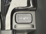 【シートヒーター】シートを温めてくれる暖房機器です!長時間座っていると負担が掛かりやすい背中や腰、または冬場などの寒い日に冷えやすい脚部に快適なぬくもりを伝えます。