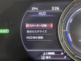 【ヘッドアップディスプレイ(HUD)】フロントウインドウガラスに走行情報を投影します。運転中の目線と重なるように表示されるので、少ない視線移動で速度が確認できるので、 ドライビングに集中できます!