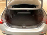 ゆったりとしたトランクルームでございます。たくさんのお荷物の車載が可能でございます。