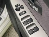 【電動格納ミラー】サイドミラーは電動格納式となっており、狭い駐車場でもキズがつくリスクを抑えられます。