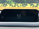 【8.8インチマツダコネクト】車内の雰囲気にマッチした大型のディスプレイ。スマホ接続でのナビ使用やBluetooth再生等、様々な機能が楽しめます。直感的なダイヤル操作が可能で、使い勝手も良好です。