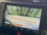 【バックカメラ】駐車時に後方がリアルタイム映像で確認できます。大型商業施設や立体駐車場での駐車時や、夜間のバック時に大活躍!運転スキルに関わらず、今や必須となった装備のひとつです!