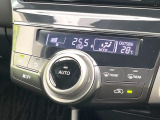 【オートエアコン】一度お好みの温度に設定すれば、車内の温度を検知し風量や温度を自動で調整。暑い…寒い…と何度もスイッチ操作をする必要はありません。快適な車内空間には必須の機能ですね♪