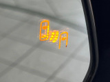 【ブラインドスポットモニター】走行中、ドアミラーの死角になりやすい箇所に後続車が接近するとサイドミラーのレンズに警告を表示!ドライバーに注意喚起をしてくれます。