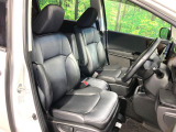 運転席まわりには十分なスペースがあり、大柄な方でもゆったり運転していただける環境です。