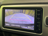 【バックカメラ】駐車時に後方がリアルタイム映像で確認できます。大型商業施設や立体駐車場での駐車時や、夜間のバック時に大活躍!運転スキルに関わらず、今や必須となった装備のひとつです!