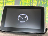 【マツダコネクトナビ】車内の雰囲気にマッチした一体型タイプのナビ。各種車輌設定やBluetooth再生等、様々な機能が楽しめます。直感的なダイヤル操作が可能で、使い勝手も良好です。