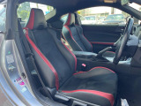 【専用スポーツシート】ホールド性に優れ、カーブ時の体が流れを抑制してくれます。また、体にフィットするから腰や背中が疲れにくく、ロングドライブや高速走行でも快適にお過ごしいただけます♪