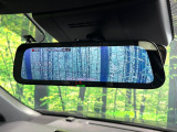 【デジタルインナーミラー】後席の大きな荷物や同乗者で後方が確認しづらい時でも安心!カメラが撮影した車両後方の映像をルームミラー内に表示。クリアな視界で状況の確認が可能です!