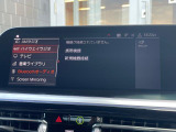 マットブラックにホワイトのLIBERALAのロゴの建物と看板が目印です。