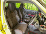 運転席シート廻りは使用感も少なく、良好な状態となっています。前オーナー様が丁寧に使っていたことがよくわかりますね。