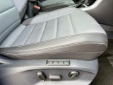 運転席はパワーシートです。シートメモリー機能も完備されています。