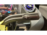 ウィンカー内蔵ドアミラーを開発したのは『メルセデス・ベンツ』です。他車からの視認性が高まり、事故の可能性を低減させています。更に、点灯部分はドライバーの視界に入らないように設計されています。