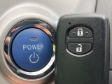【スマートキー】カバンやポケットに入れたままでもドアの施錠・解錠が可能なスマートキーを装備。エンジンのオン・オフ時もカギを取り出す必要が無いからとっても便利です♪