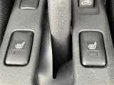 【シートヒーター】シートを温めてくれる暖房機器です!長時間座っていると負担が掛かりやすい背中や腰、または冬場などの寒い日に冷えやすい脚部に快適なぬくもりを伝えます。