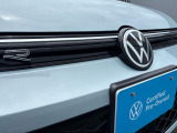 イルミネーション付きVWエンブレム。先進的な輝きを放つ日本初のエンブレムです。