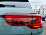 後続車からの視認性に優れるLEDダークテールランプ。ウィンカーは流れる様に点滅する「ダイナミックターンインジケーター」を装備。