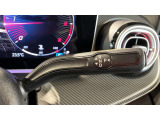 ウィンカー内蔵ドアミラーを開発したのは『メルセデス・ベンツ』です。他車からの視認性が高まり、事故の可能性を低減させています。更に、点灯部分はドライバーの視界に入らないように設計されています。