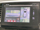 【マルチビューカメラシステム】専用のカメラにより、上から見下ろしたような視点で360度クルマの周囲を確認することができます☆死角部分も確認しやすく、狭い場所での切り返しや駐車もスムーズに行えます。