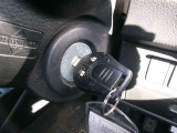 リモコンキー付き車です。通常の車の鍵にドア用のリモコンがついているタイプです。 鍵についているボタンを押せばドアロック・アンロックができます。