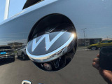 エンブレム格納型バックカメラ。使用しない時は格納されており、雨天時の水滴による視界不良を防ぎます。