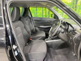運転席まわりには十分なスペースがあり、大柄な方でもゆったり運転していただける環境です。