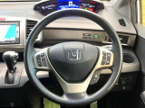インテリアに合わせたデザインのステアリングは、運転される方のことも考え、運転しやすい形状、大きさです。是非一度、実際に触ってお確かめください。