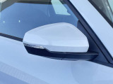 ●アウディサイドアシスト『後方の死角を並走する車両を検知しドアミラーの内側のLEDが点灯。ドライバーに注意を促し事故を未然に防ぐシステムです。』