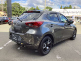 力強い存在感と伸びやかなスタイリング。MAZDA2では、クラスを超える力強い存在感を大切にして本質を磨き上げ、大人の感性に響く美しさを深化させました。