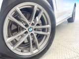 ●純正19インチアルミホイール:輸入車ならではの卓越した走りを支えるホイールと足回りです!日本車の走りに慣れている方にもぜひ体感して頂きたいほど、高いレベルでまとまっています!