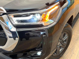 【LEDヘッドライト】悪天候や夜間走行時も良好な視界を確保し安心して運転できる高輝度LEDヘッドライトを装備!点灯速度が早く、消費電力も抑えられています。