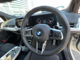 【ハンドル】ドライバーとBMW車の一体感がダイレクトに伝わるステアリングホイール。形状・太さへの拘りに加えて、操作性を高める為にスイッチ類も配置。クイックかつ安定のドライビングを体感下さい!