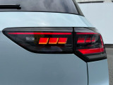ダイナミックターンインジケーター付き3DのLEDテールランプ。ウィンカーの光が流れるように点滅、後続車からの視認性が高まり、万一の追突の危険性を軽減します。