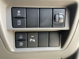 運転席のハンドル右奥側にまとめられたスイッチ群。一目で分かりやすく操作しやすいです。
