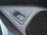 運転席ドアにはテールゲートを開けるスイッチが備わっています。ワンタッチでテールゲートを開けられるため、荷物を出し入れする際に便利です