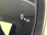 【ブラインドスポットモニター】走行中、ドアミラーの死角になりやすい箇所に後続車が接近するとサイドミラー付近に警告を表示、ドライバーに注意喚起をしてくれます。