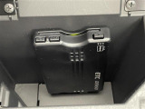 【ETC】有料道路を利用する際に料金所で停止することなく通過できる、ETC車載器(ノンストップ自動料金収受システム機器)が装備されています。セットアップを行うことで利用可能になります。