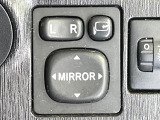 【電動格納ミラー】サイドミラーは電動格納式となっており、狭い駐車場でもキズがつくリスクを抑えられます。