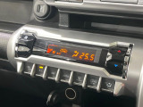【オートエアコン】一度お好みの温度に設定すれば、車内の温度を検知し風量や温度を自動で調整。暑い…寒い…と何度もスイッチ操作をする必要はありません。快適な車内空間には必須の機能ですね♪