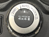 【オールモード4×4】2WD/4WDモードを手軽に切り替え可能。燃費重視の2WD、スタック時に役立つLOCK、AUTOモードでは4WDの配分を自動で調整し、路面状況を問わず安定した走りをサポート。