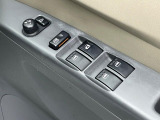 【電動格納ミラー】サイドミラーは電動格納式となっており、狭い駐車場でもキズがつくリスクを抑えられます。