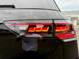 ダイナミックターンインジケーター付き3DのLEDテールランプ。ウィンカーの光が流れるように点滅、後続車からの視認性が高まり、万一の追突の危険性を軽減します。
