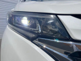 【LEDヘッドライト】悪天候や夜間走行時も良好な視界を確保し安心して運転できる高輝度LEDヘッドライトを装備!点灯速度が早く、消費電力も抑えられています。
