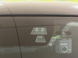 【スマートブレーキサポート】走行中に前方の車両等を認識し、衝突しそうな時は警報とブレーキで衝突回避と被害軽減をアシスト。より安全にドライブをお楽しみいただけます。