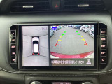 【アラウンドビューモニター】周囲を見渡せる映像で、スムースな駐車をサポートします