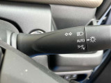 走行中の車が周囲の明るさを検知して、自動的にヘッドライトを点灯/消灯してくれます。