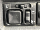 【電動格納ミラー】サイドミラーは電動格納式となっており、狭い駐車場でもキズがつくリスクを抑えられます。